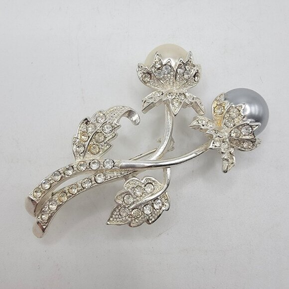 Vintage Avon MN Faux Pearl‎ And Crystal Silver Toned Flower Brooch - Picture 1 of 6